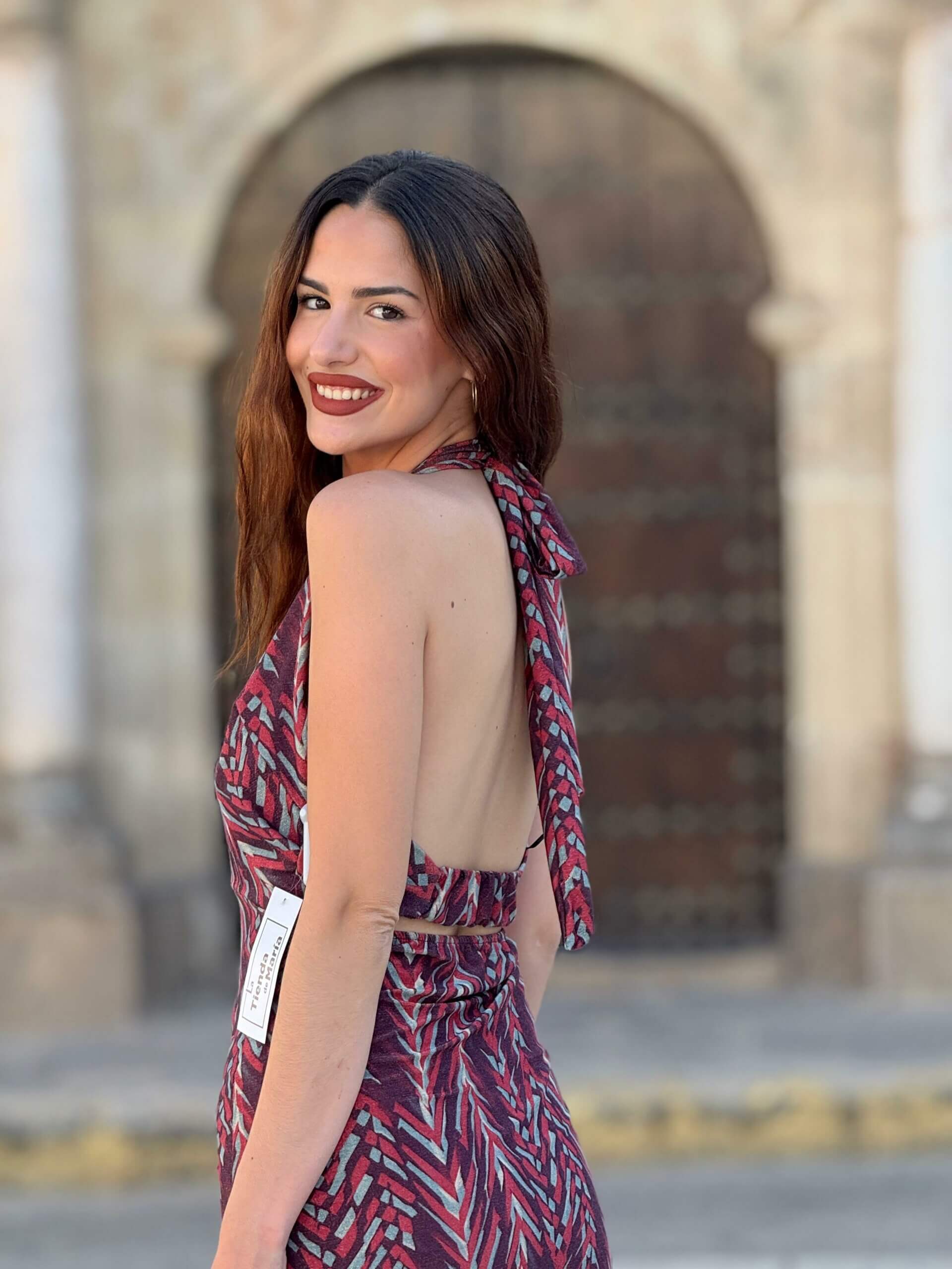 vestido-largo-escote-halter-espalda-descubierta-estampado-geométrico-1