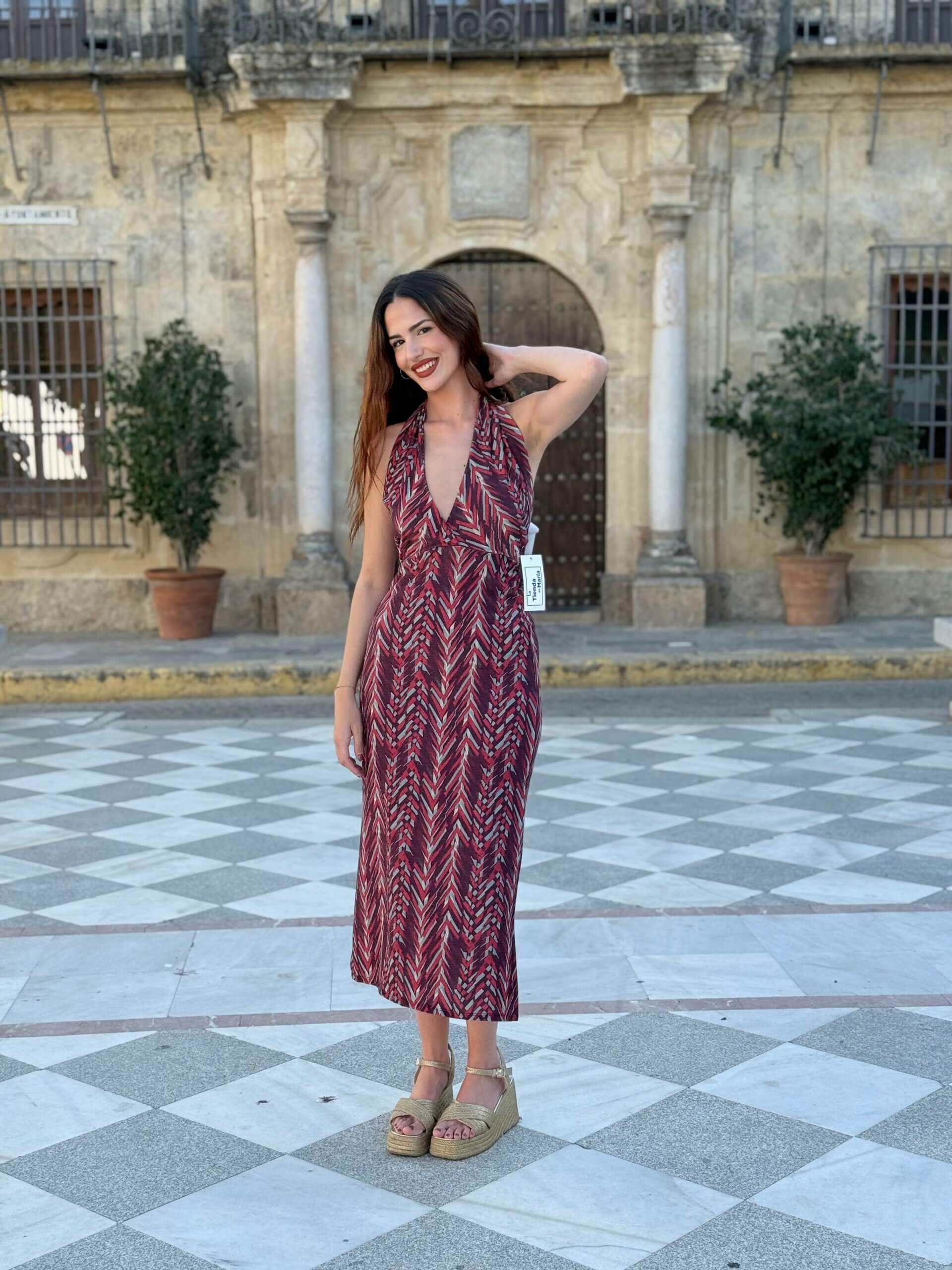 vestido largo con escote hatl y espalda descubierta