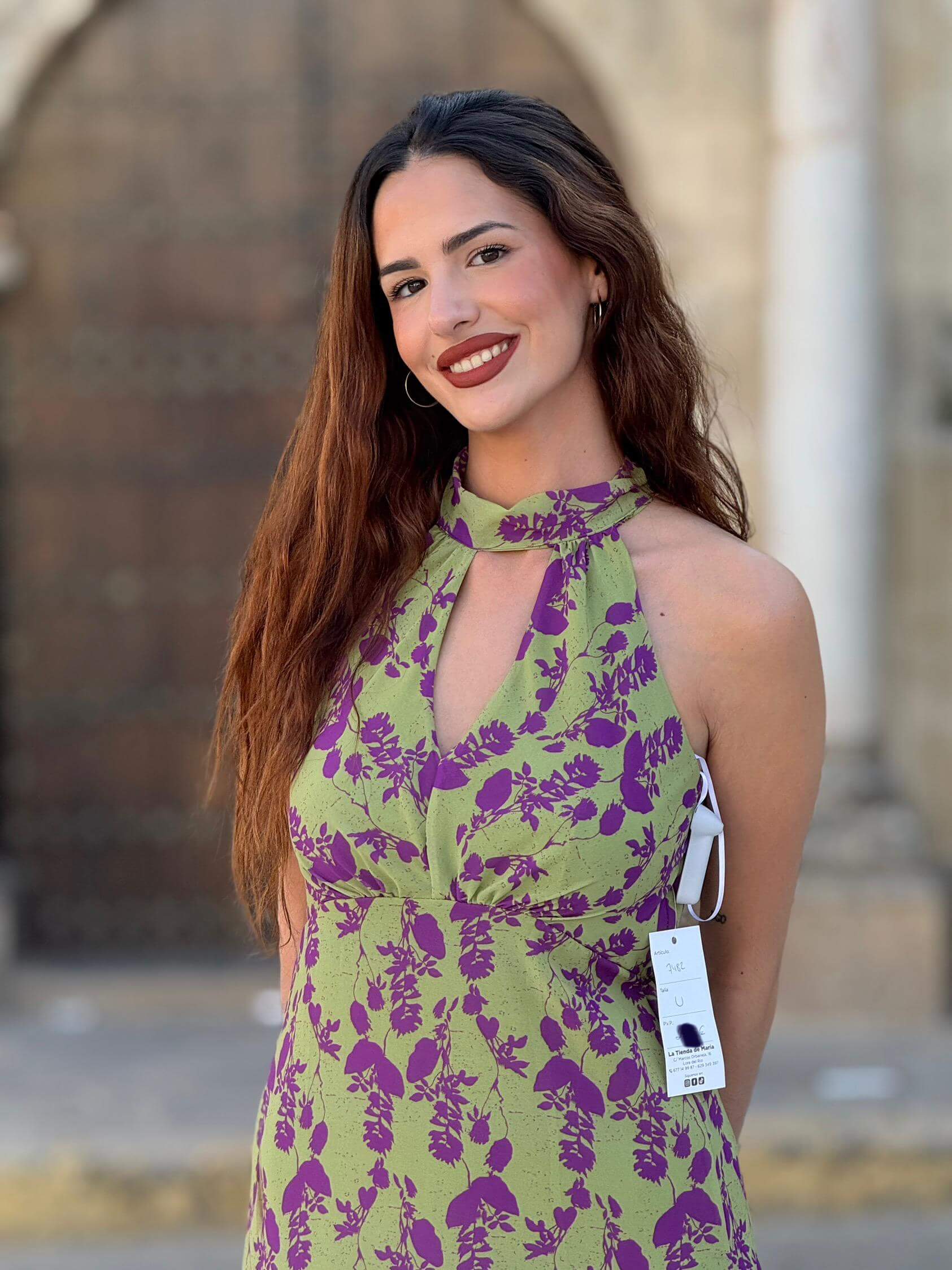 Mujer con vestido largo estampado floral morado y cuello halter