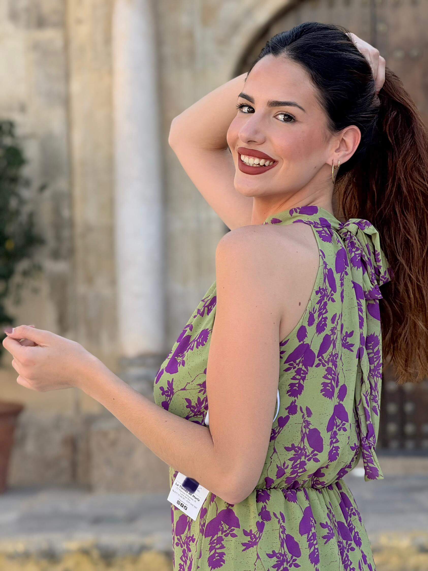 Mujer con vestido largo verde estampado floral morado