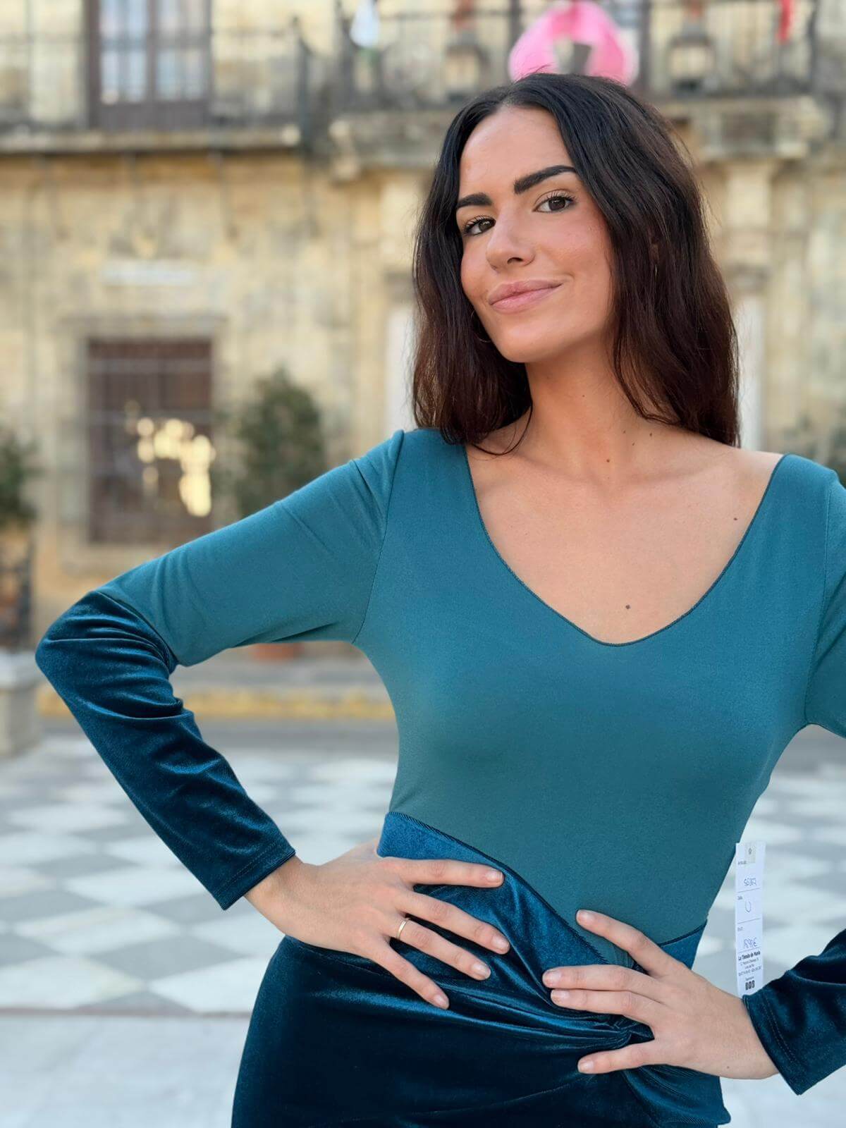 Detalle del escote del vestido azul petróleo con contraste de tejidos