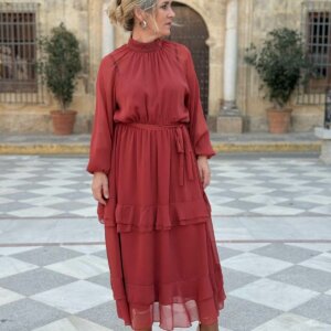 Vestido midi terracota con mangas largas, cinturón y vuelo fluido