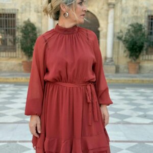 Detalle del vestido terracota con volantes y tejido vaporoso, ideal para eventos