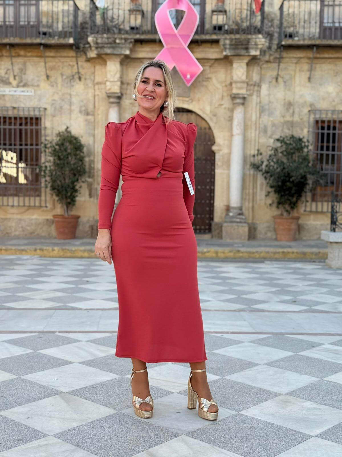 Vestido midi color coral con hombreras, escote cruzado y abertura lateral