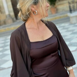 Vestido midi marrón chocolate con tirantes finos y caída fluida