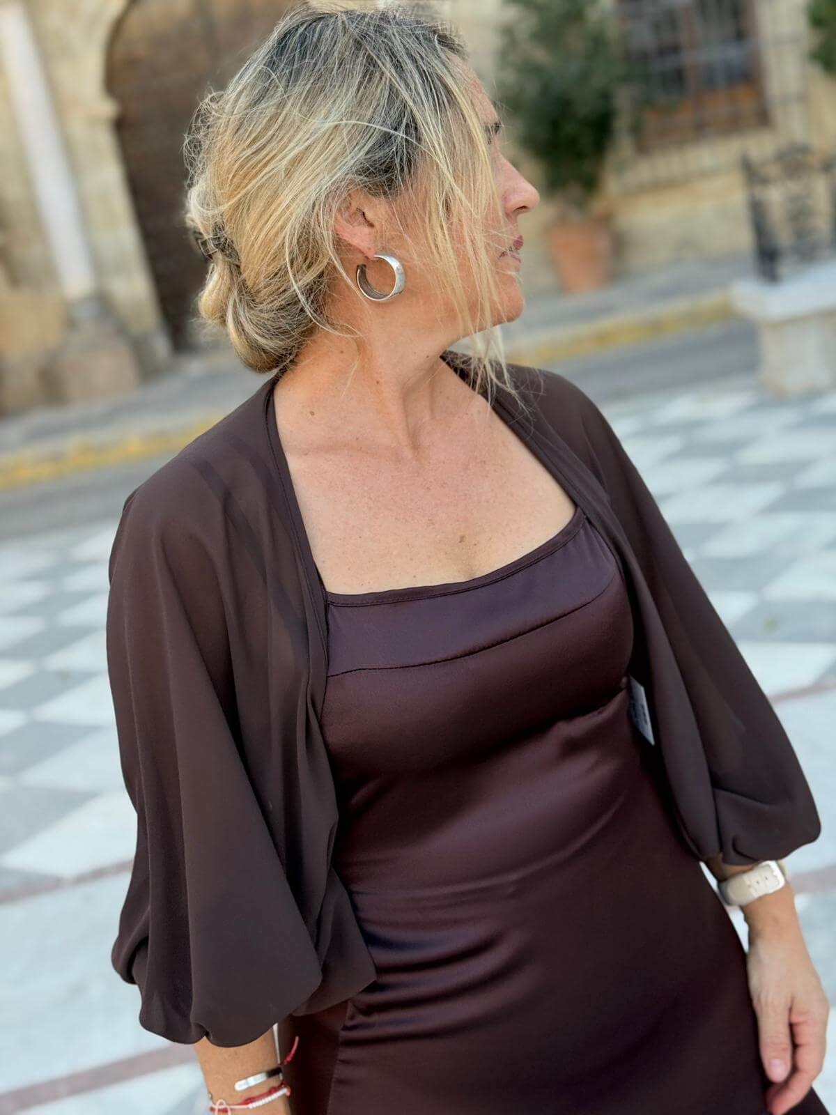 Vestido midi marrón chocolate con tirantes finos y caída fluida