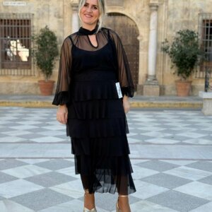 Mujer con falda midi de tul negro de capas escalonadas