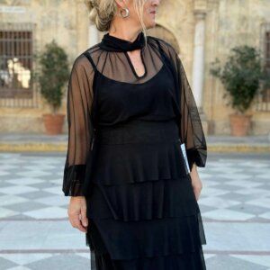 Detalle de las capas superpuestas de tul negro en falda midi elegante