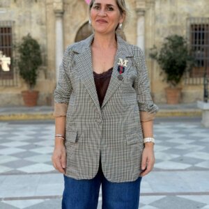 Chaqueta de cuadros beige con cierre de botón y bolsillos delanteros