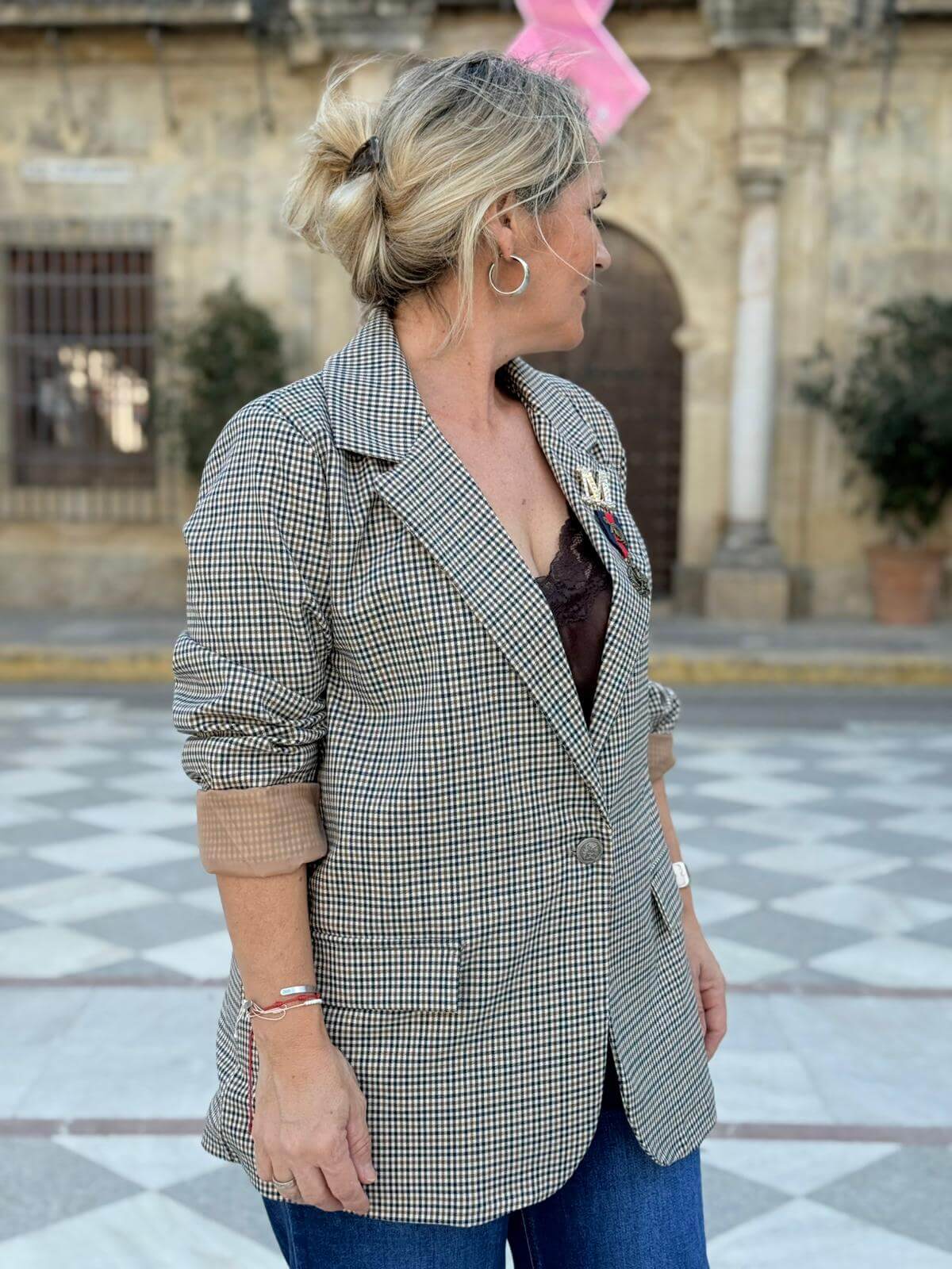 Detalle del estampado de cuadros beige y negro con solapa americana