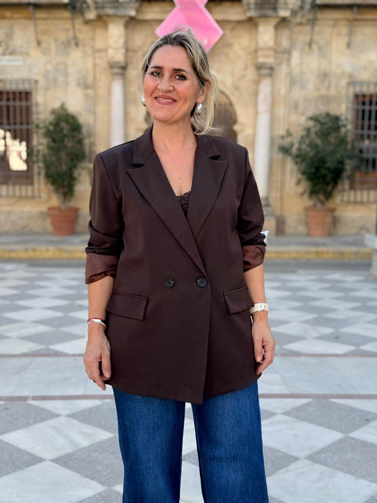 Mujer con chaqueta americana marrón chocolate de doble botonadura