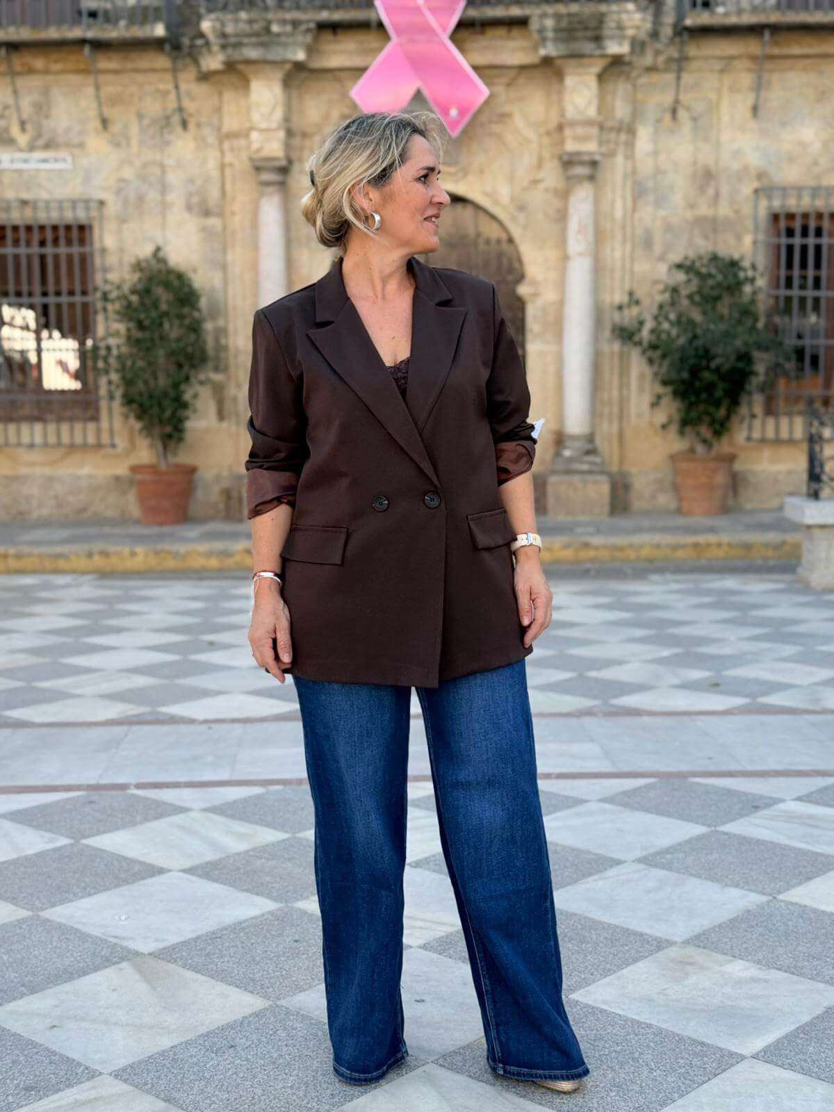 Chaqueta americana marrón fluida con corte recto y estilo clásico