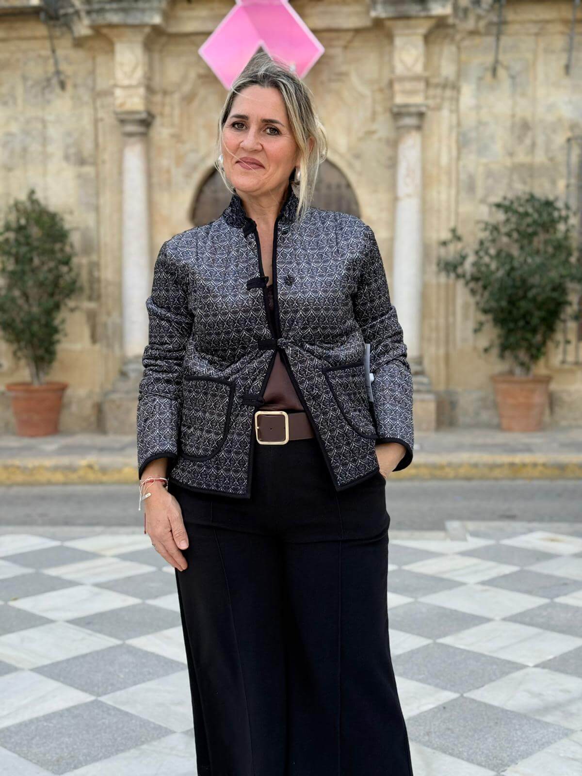 Detalle del cuello mao y textura geométrica en chaqueta negra elegante