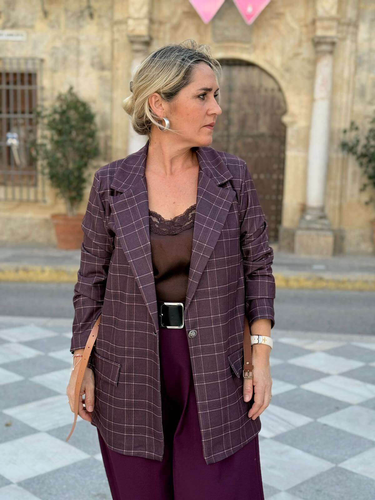 Chaqueta burdeos de cuadros con cinturón a la cintura y corte estructurado