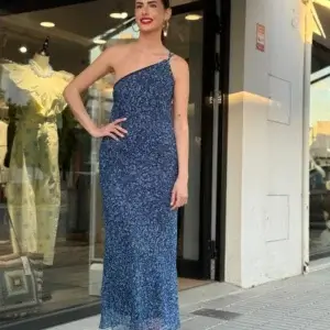 Alt: Vestido largo azul asimétrico elegante con estampado paisley