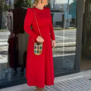 Vestido midi evasé elegante rojo con manga larga para invitada