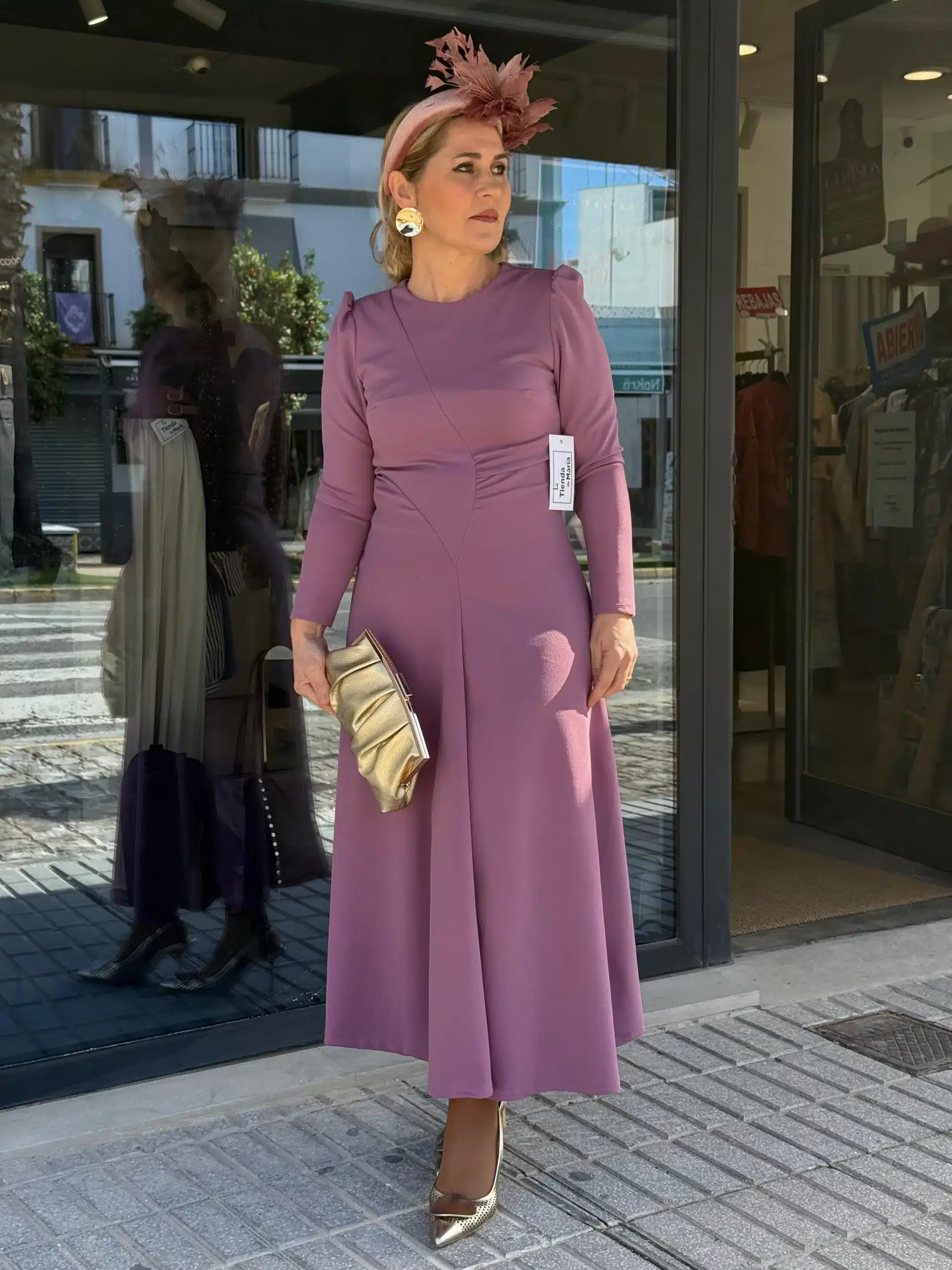 Vestido midi evasé morado con tocado Vestido midi evasé elegante morado con manga larga y corte favorecedor
