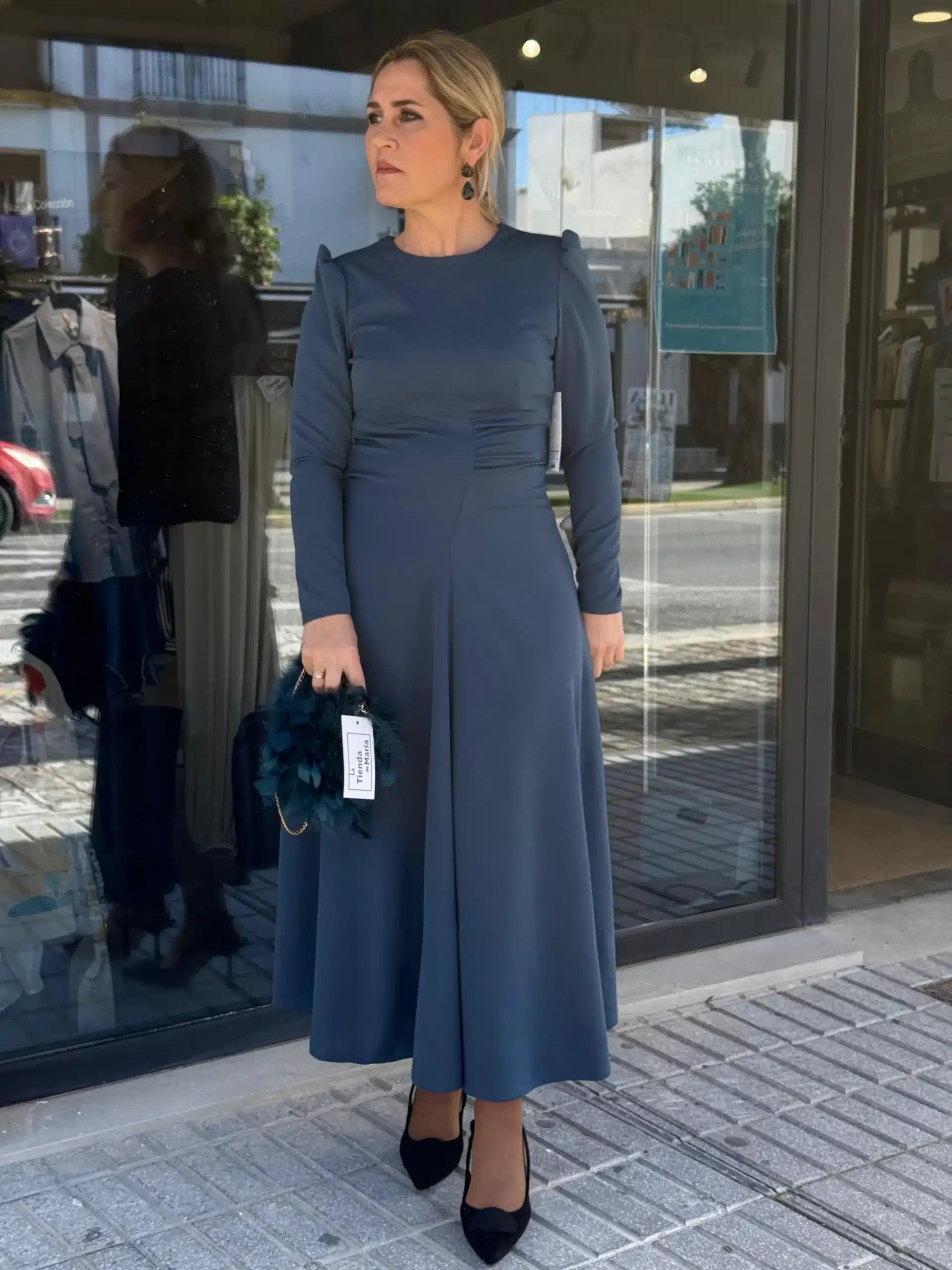 Vestido midi evasé azul para evento Vestido midi evasé elegante azul con falda fluida y diseño sofisticado