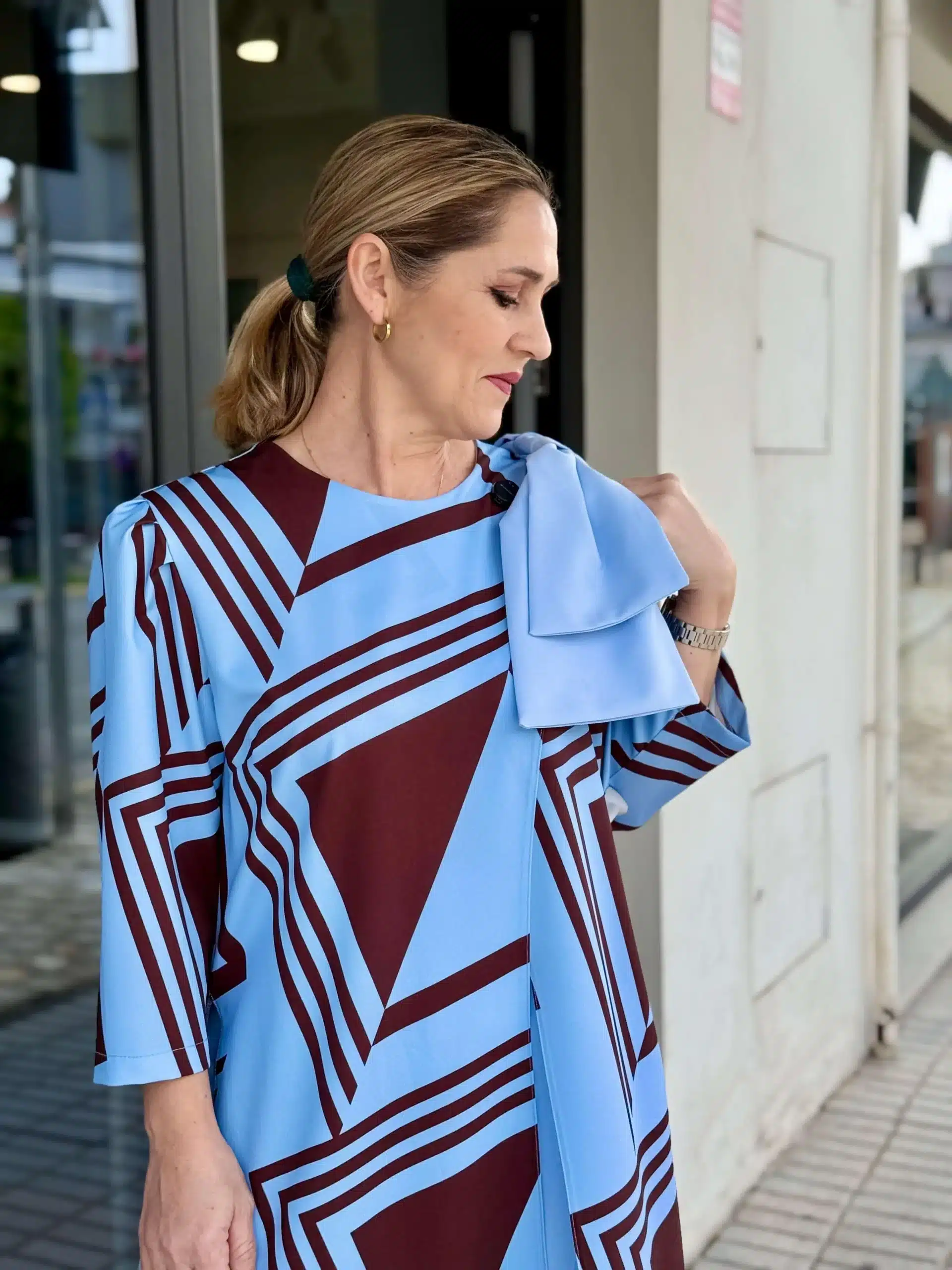 Conjunto Prisma azul y burdeos detalle hombro Conjunto elegante mujer estampado geométrico azul y burdeos con lazada en hombro