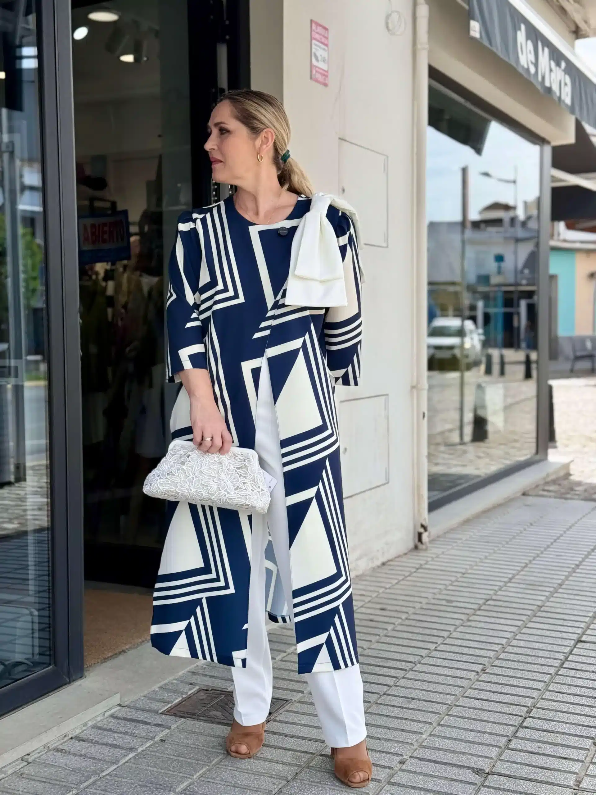 Conjunto Prisma azul y blanco look completo Conjunto estampado geométrico mujer en azul y blanco con pantalón recto