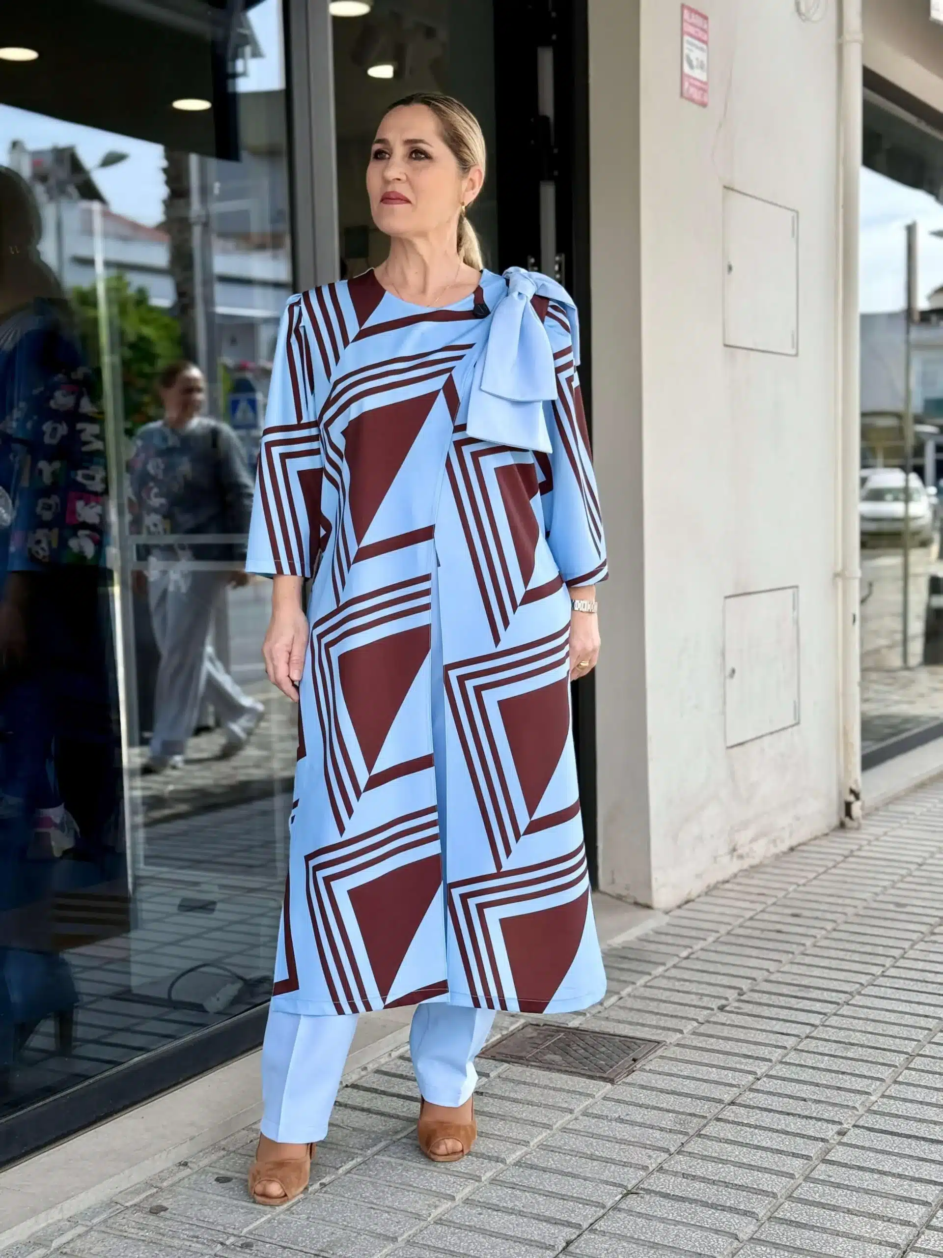 onjunto Prisma azul blanco detalle conjunto Conjunto mujer elegante estampado geométrico con pantalón a juego