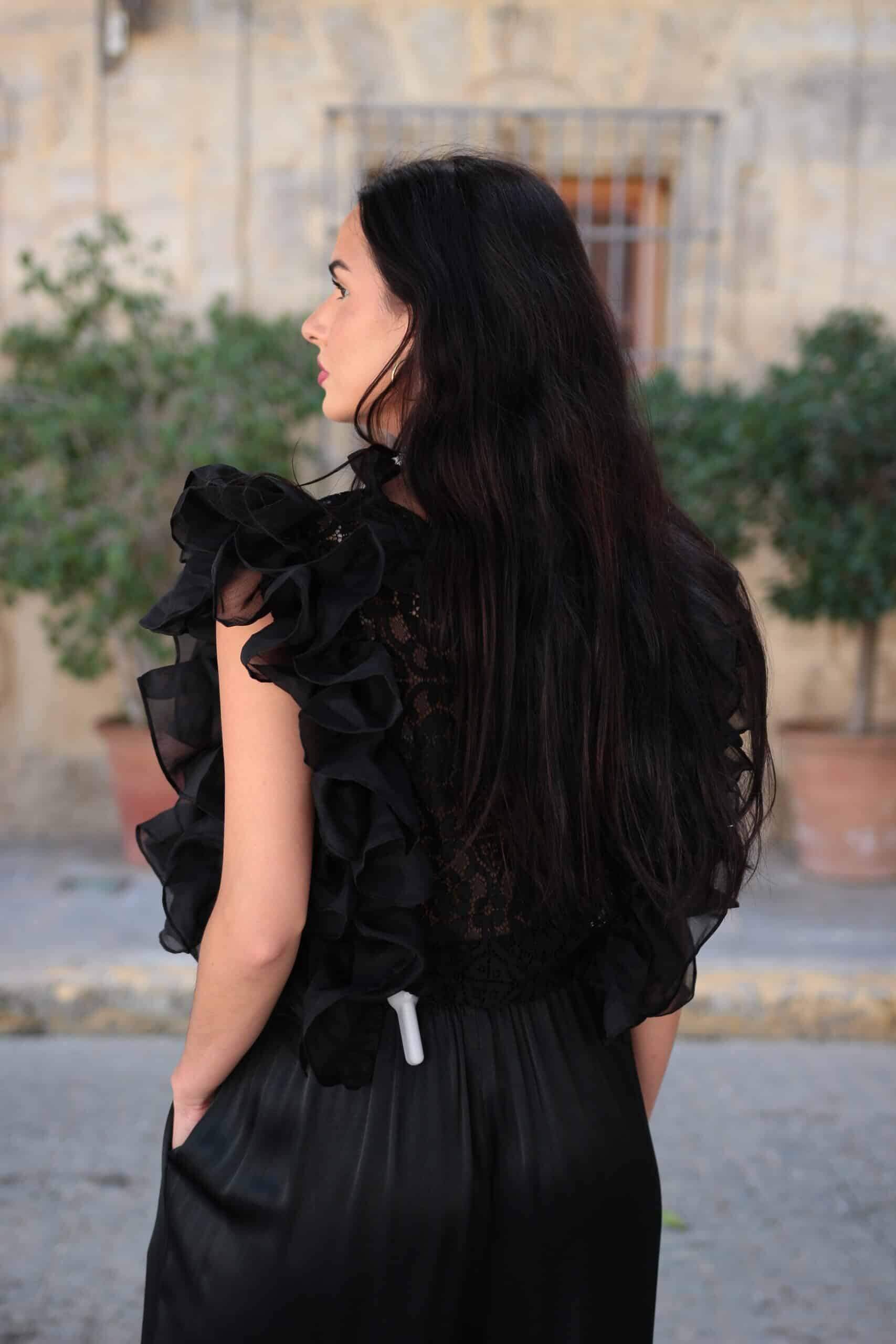 Blusa Bella negra – espalda blusa negra elegante mujer vista trasera con encaje y volantes