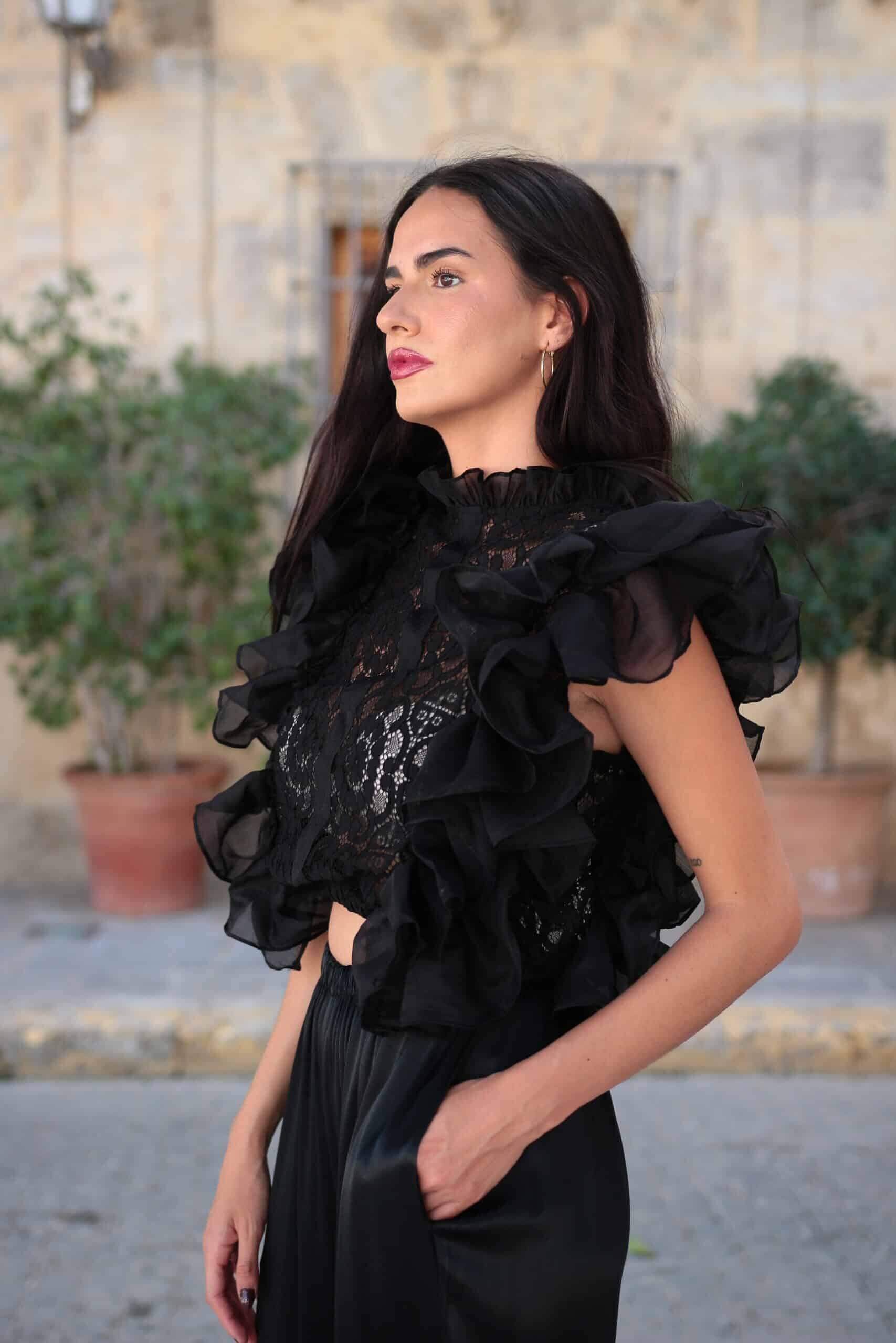 Blusa Bella negra – lateral blusa negra con volantes en hombros y encaje