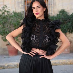 blusa negra elegante con encaje transparente y volantes