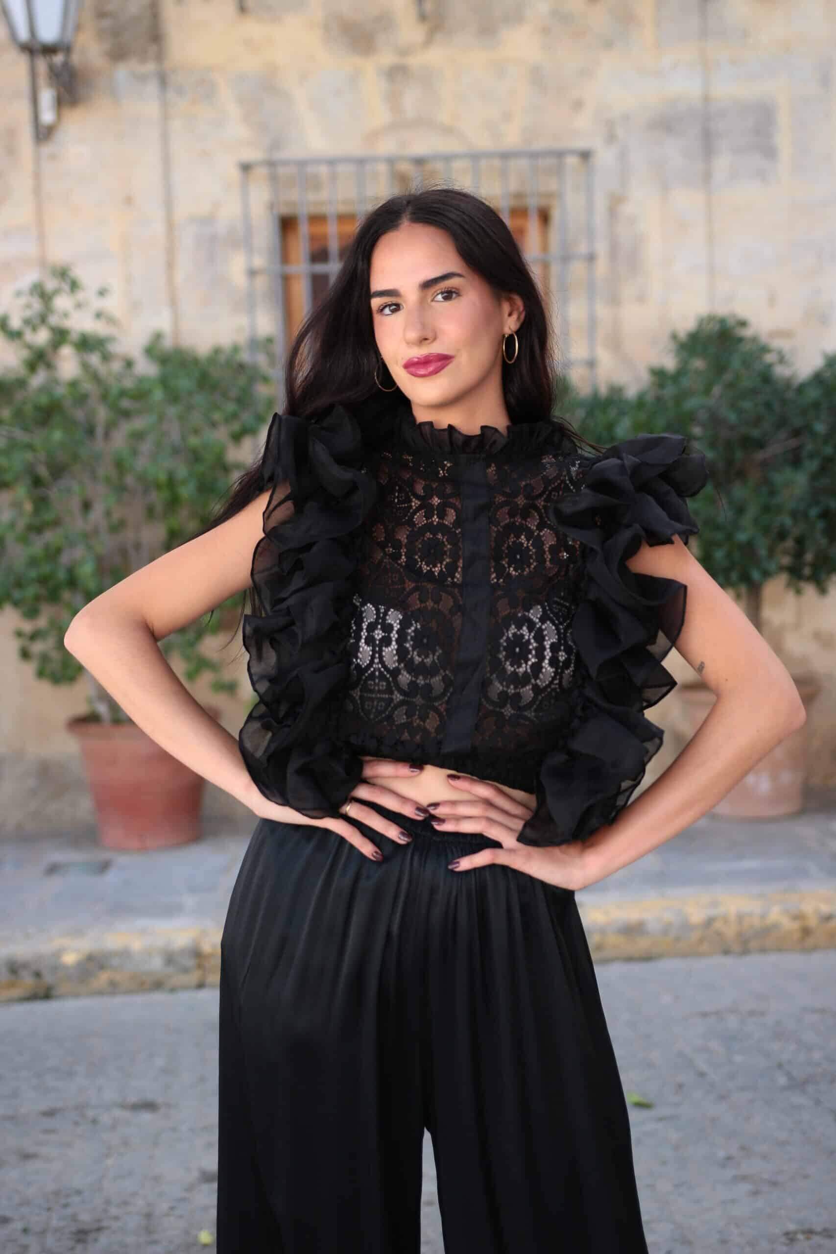 Blusa Bella negra – frontal blusa negra elegante con encaje transparente y volantes