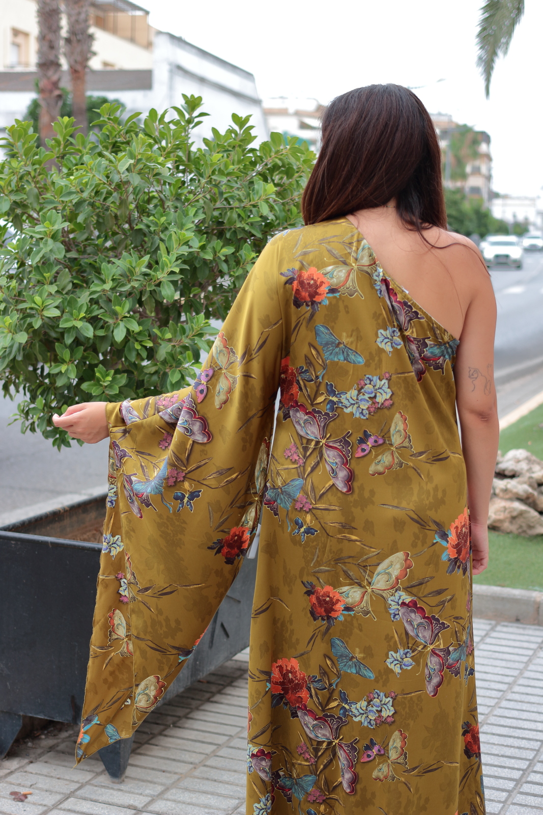 Vestido Alma mostaza vista trasera Vestido largo asimétrico estampado mujer mostaza visto por detrás