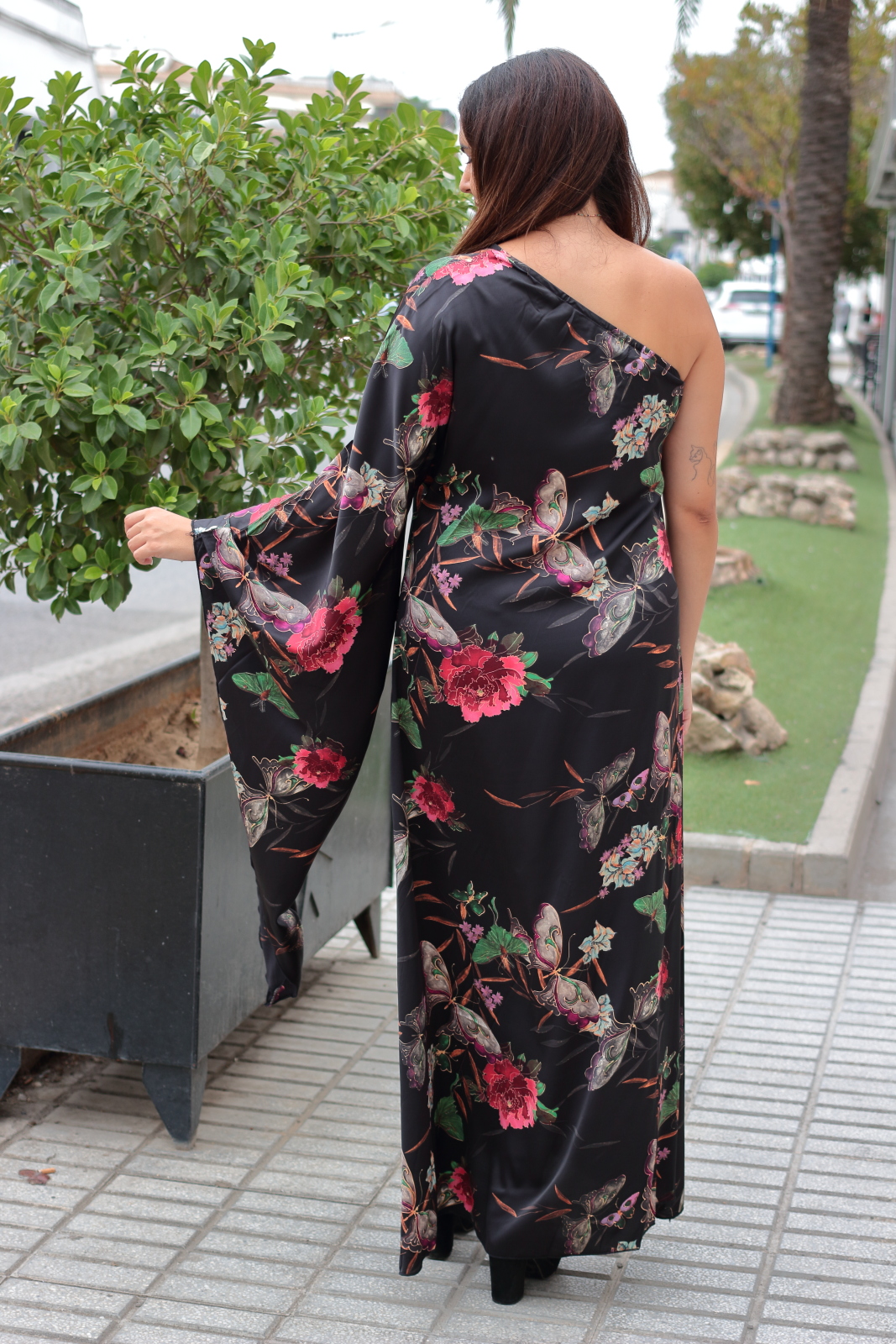 Vestido Alma negro vista trasera Vestido largo asimétrico negro con flores y mariposas visto por detrás