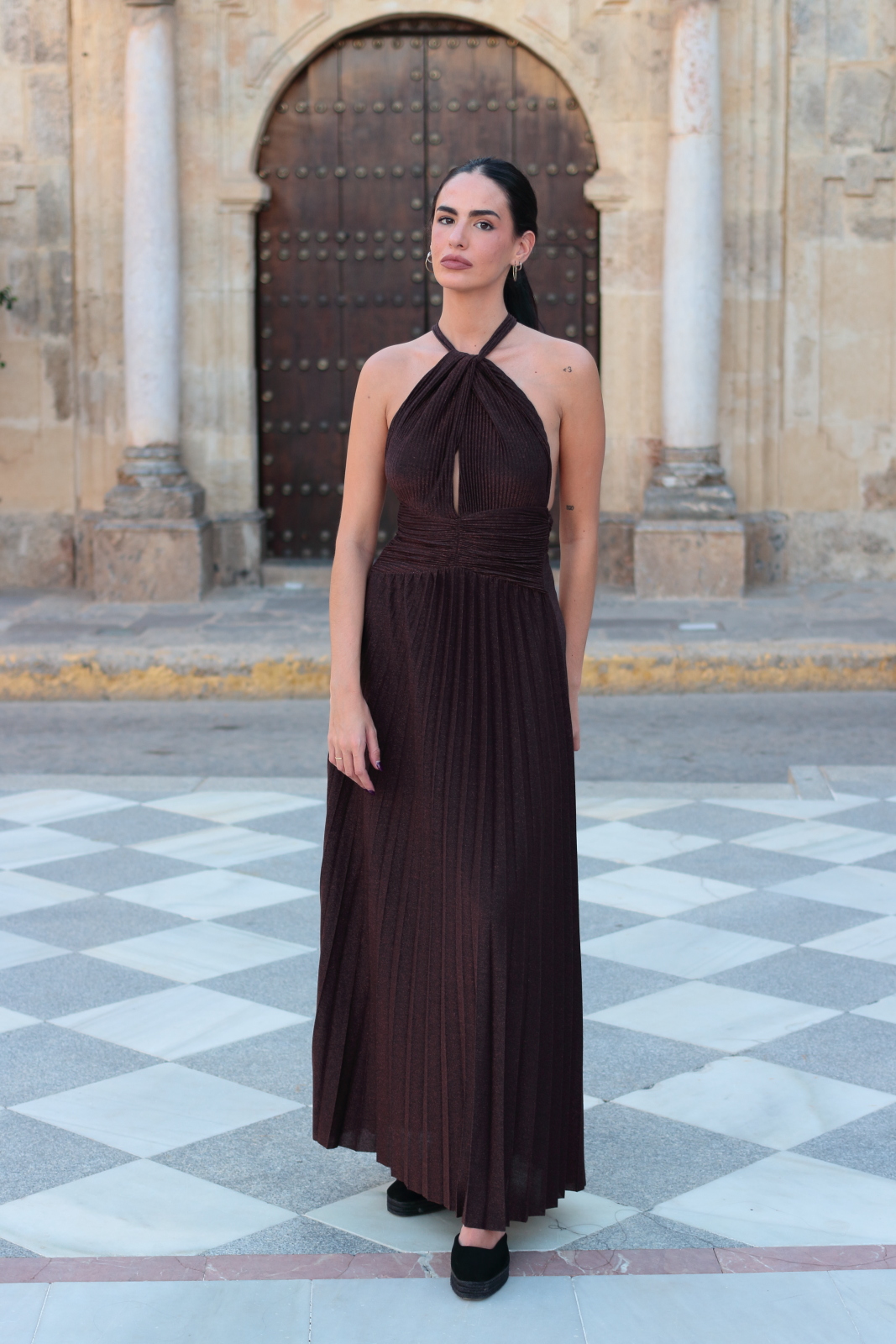Vestido Valentina chocolate vista completa Vestido largo plisado halter chocolate con cintura marcada
