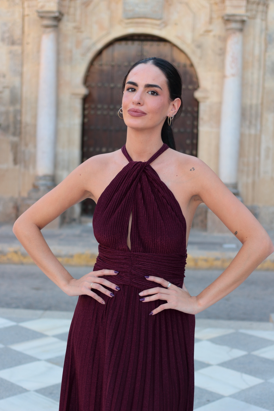 Vestido Valentina burdeos detalle delantero Vestido largo plisado halter burdeos con escote cruzado