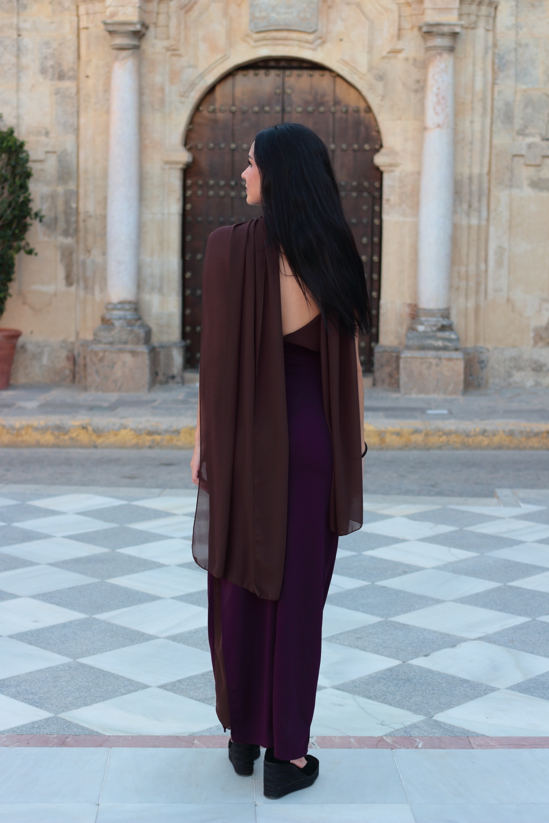 Vestido Amelia – vista trasera Vestido largo berenjena de fiesta Amelia con caída de gasa en la espalda