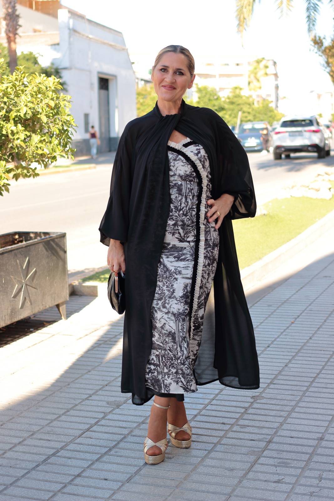 Vestido Juliette con capa negra – look de evento Vestido palabra de honor blanco y negro Juliette combinado con capa negra