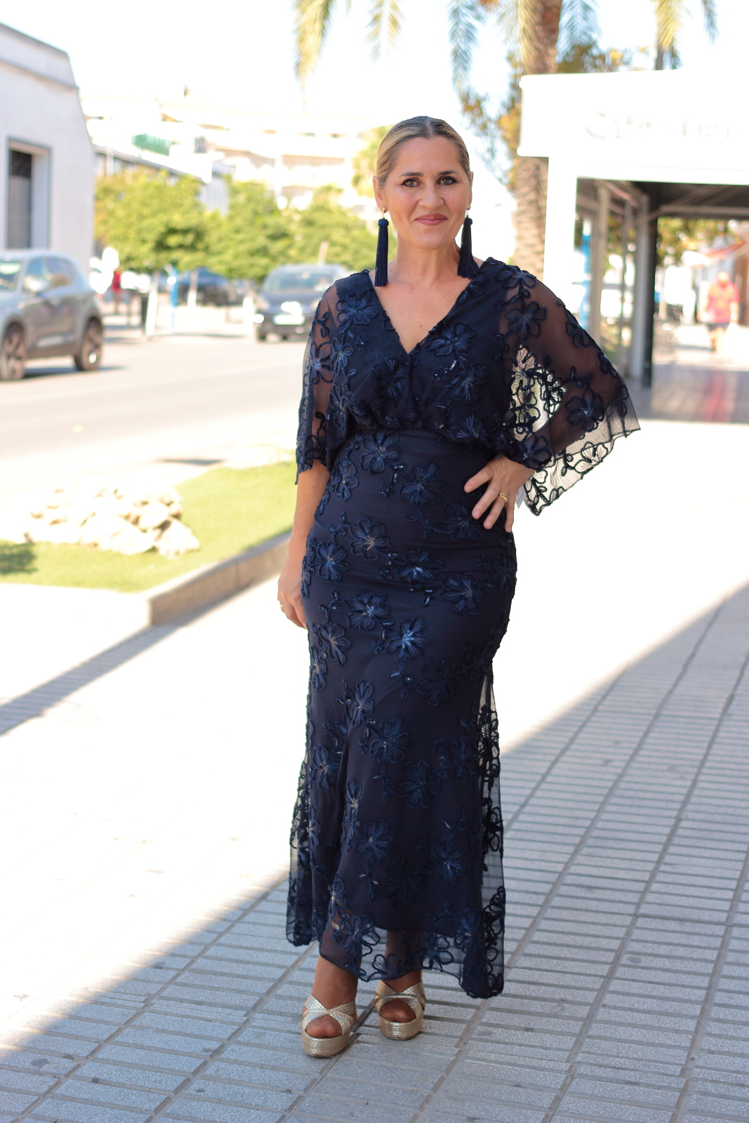Vestido Isabella azul marino vista completa Vestido largo de fiesta bordado floral con manga de tul