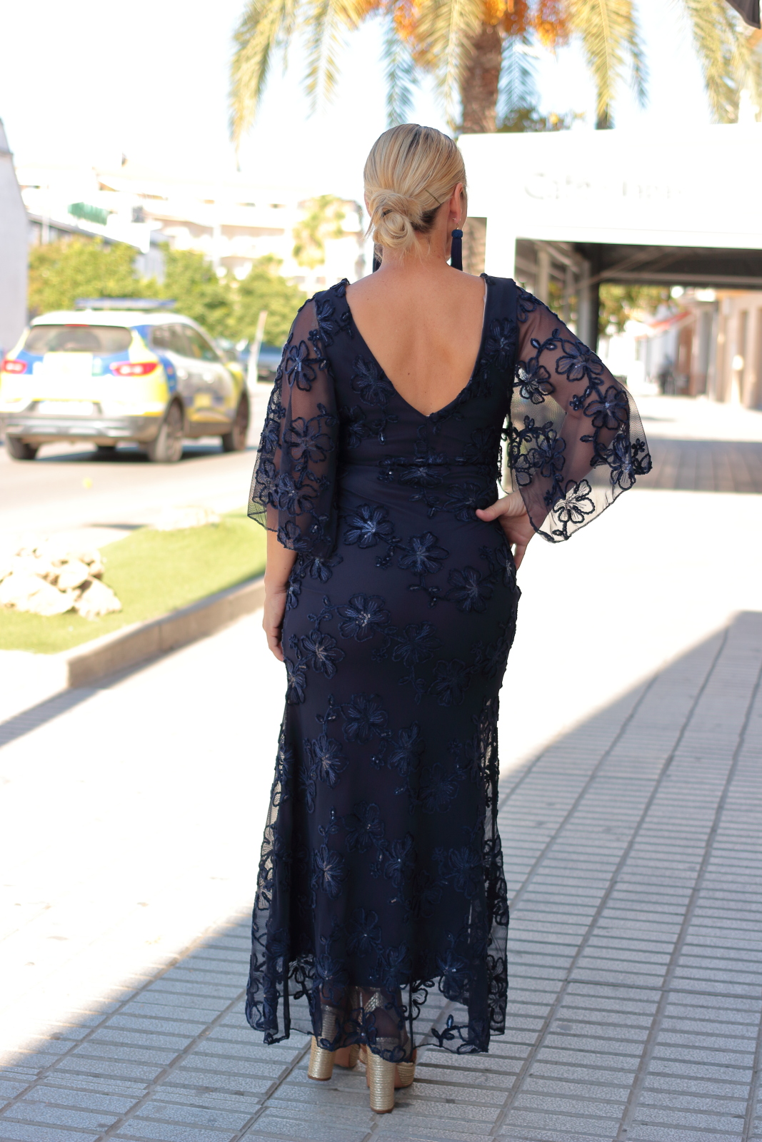 Vestido Isabella azul marino espalda Vestido largo bordado floral azul marino con escote trasero