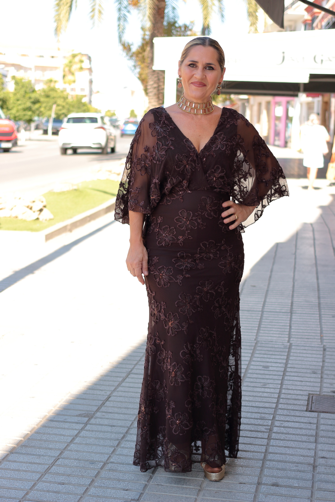 Vestido Isabella chocolate vista completa Vestido largo de fiesta bordado floral chocolate con escote en pico
