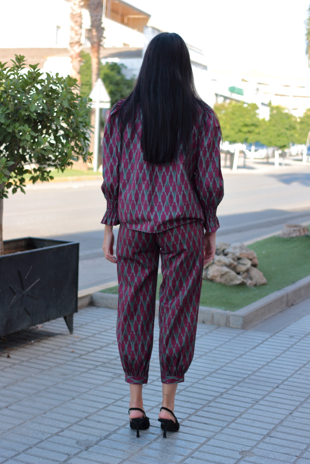 Conjunto Martina burdeos – vista trasera Conjunto Martina burdeos y verde con pantalón estampado visto por detrás