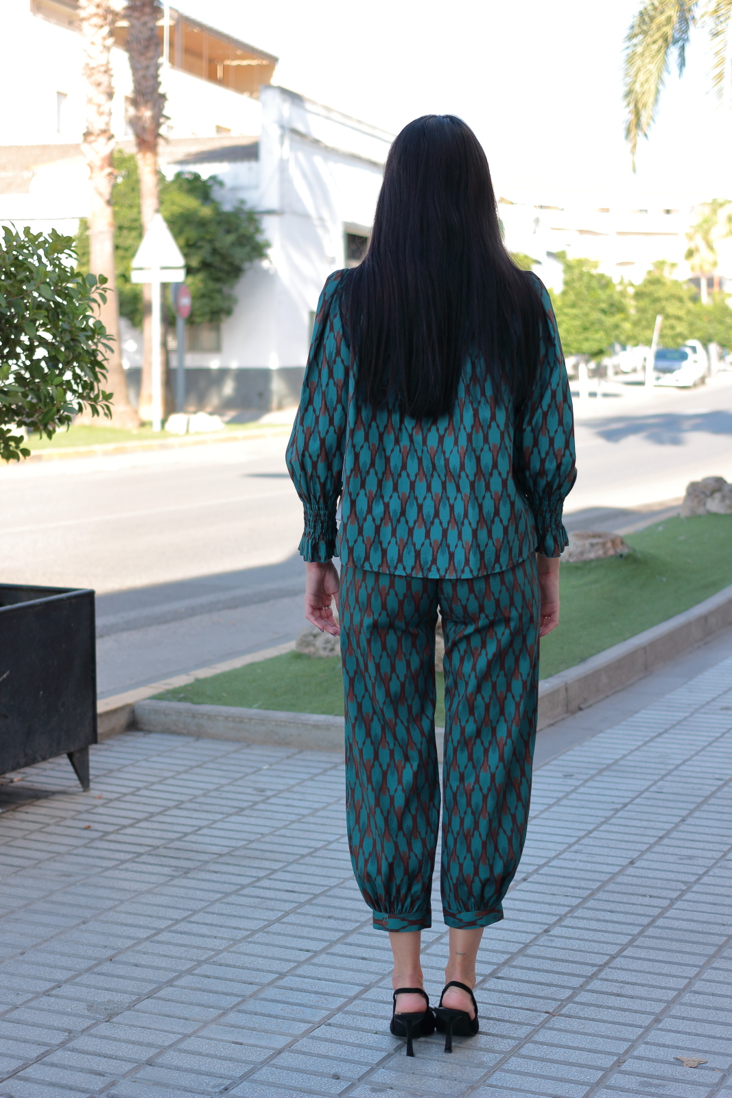 Conjunto Martina verde – vista trasera Conjunto Martina verde y marrón de pantalón y blusa visto por detrás