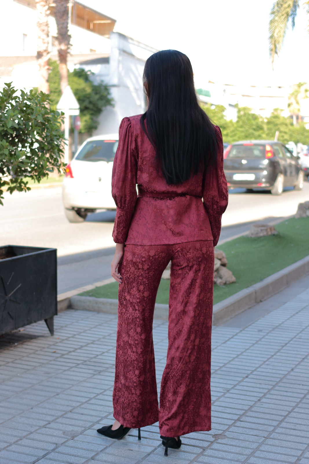 Conjunto Valeria burdeos – vista trasera Conjunto Valeria satinado burdeos con pantalón ancho visto por detrás