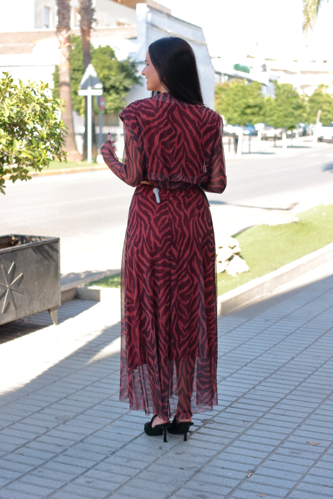 Conjunto Valentina burdeos – vista trasera Conjunto animal print Valentina burdeos visto por detrás