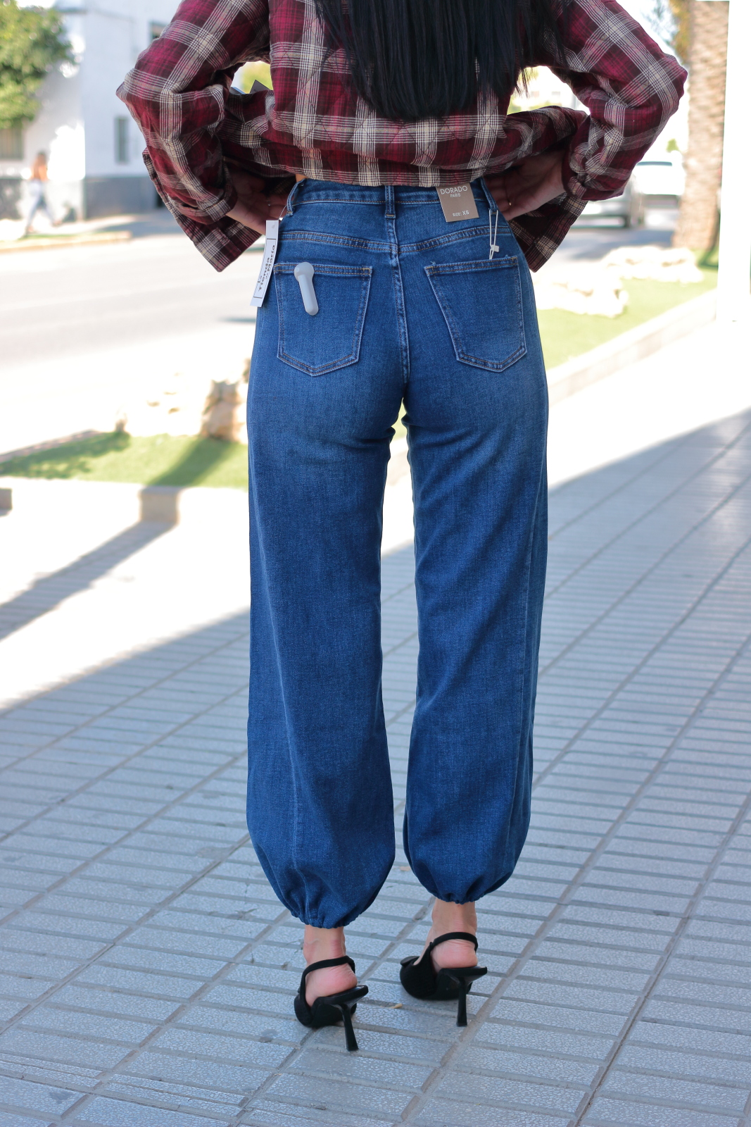 Pantalón Nerea azul – vista trasera Pantalón vaquero jogger mujer Nerea azul con bolsillos traseros