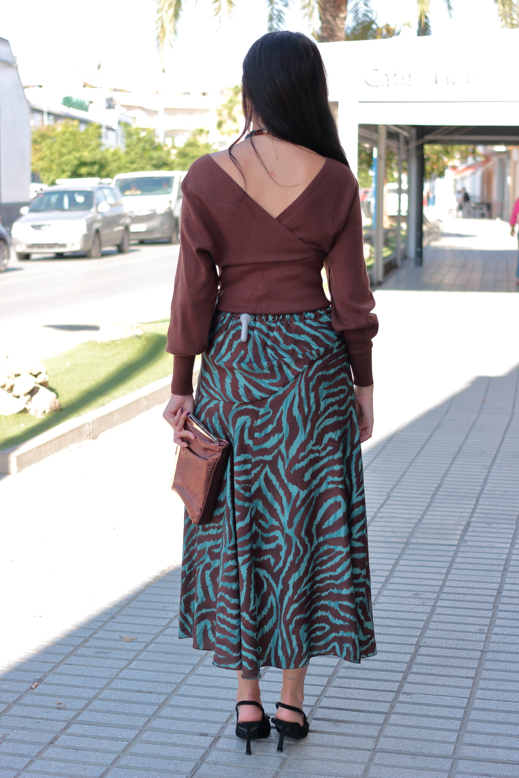 Falda Zaira estampada – vista trasera Falda midi cebra turquesa y marrón Zaira vista trasera